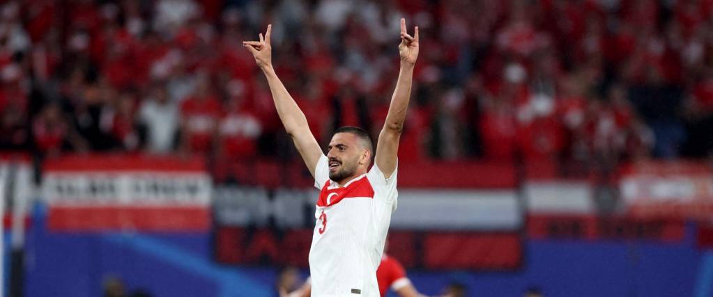 Merih Demiral marcó los dos goles para que Turquía avance a cuartos de final de la Eurocopa 2024.