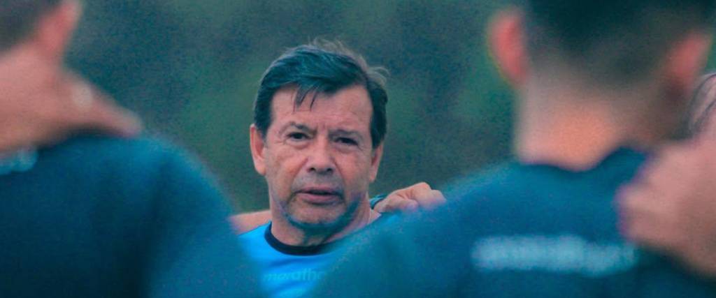 Erwin Sánchez, entrenador de Blooming de frente a los jugadores en la previa del entrenamiento