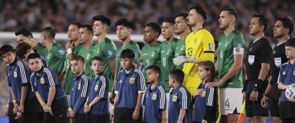 Selección boliviana en el Monumental. 