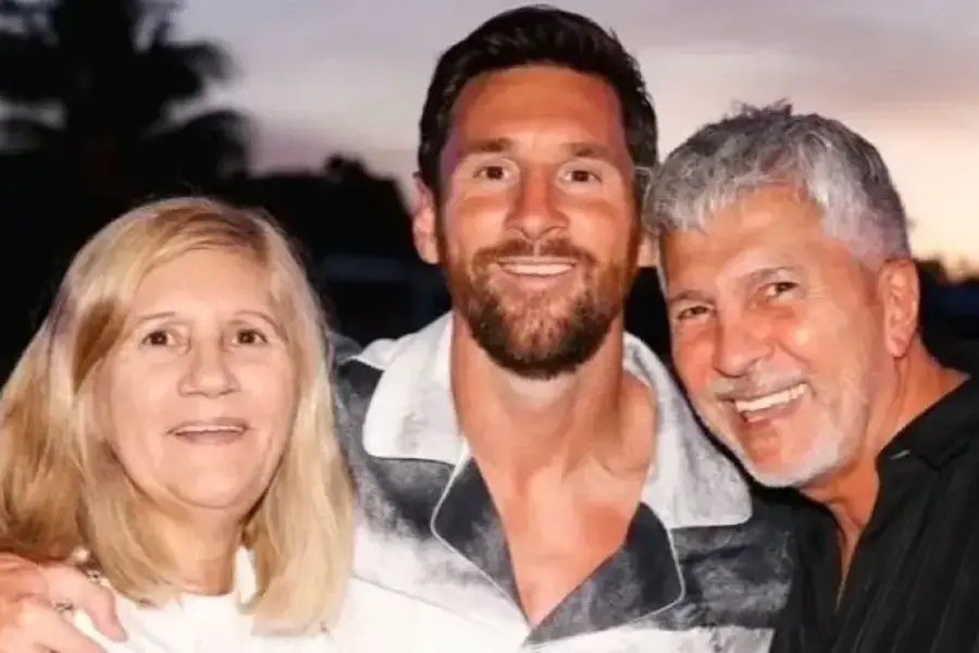 Lionel Messi (centro) junto con su padres. 
