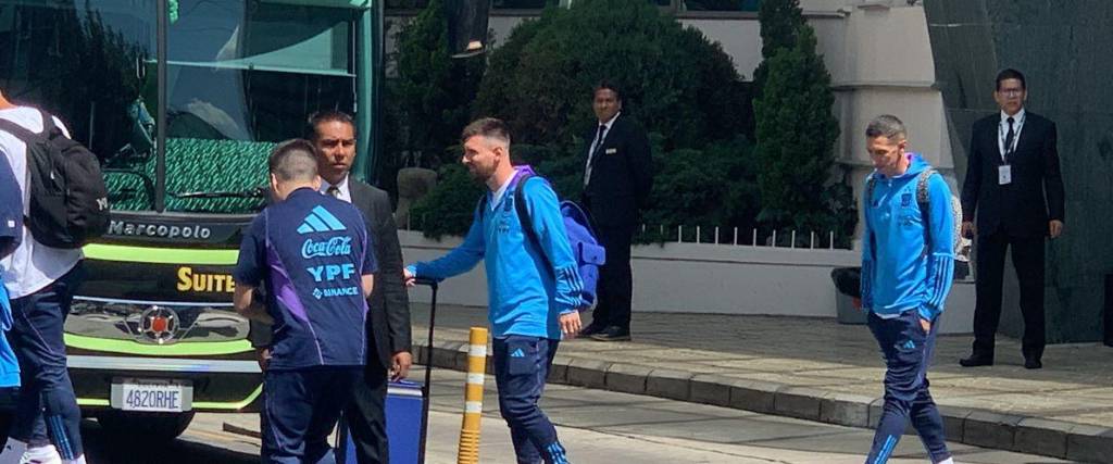 Messi al salir del hotel en La Paz