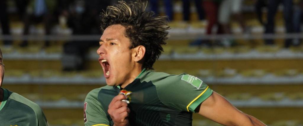 Víctor Abrego celebra uno de sus goles con la selección