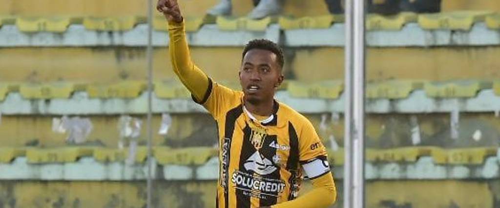 El mediocampista atigrado Jaime Arrascaita celebra su gol en el clásico paceño.