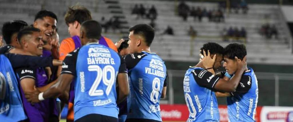 Los jugadores de Blooming celebran el primer tanto convertido por Guilmar Centellas.