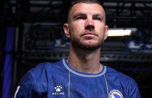 El capitán de Bosnia Edin Dzeko se retira de la selección a los 40 años