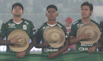Con sombreros de saó y bandera cruceña: Oriente y Blooming homenajean a Santa Cruz en el clásico