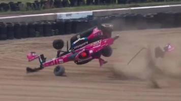 Brutal accidente en autódromo: Más de 7 vueltas de campana y el piloto sale caminando