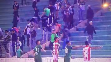 Pelea entre hinchas de Oriente e Independiente en el estadio Patria provoca la demora del partido