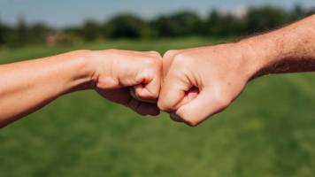 Video: De un puñetazo, árbitro manda al suelo a hincha que le gritaba un gol en la cara 