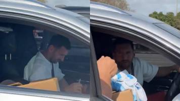 ¡Sueño cumplido! Messi frenó en plena calle y firmó la polera de un hincha