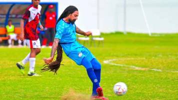Video: Futbolista provoca dos expulsiones por su cabellera larga 