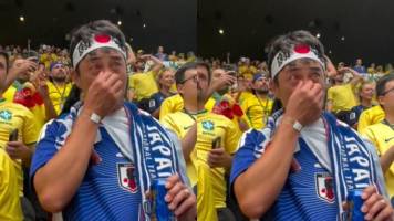 Video: Hincha japonés se larga a llorar tras gol de Brasil y es consolado por fans de la ‘Canarinha’