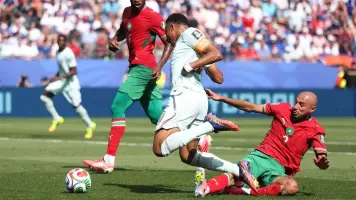 Deschamps y Mbappé critican la demora del VAR en el penal errado ante Marruecos
