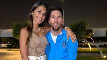 Video: captan a Antonela Roccuzzo tratando de ver el celular de Messi