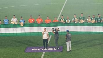Con sombreros de saó y bandera cruceña: Oriente y Blooming homenajean a Santa Cruz en el clásico
