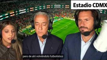 En plena transmisión, periodista de Ecuador fue agredido por hinchas de México