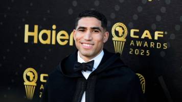 Achraf Hakimi llega en patineta para recibir el premio al Jugador Africano del Año
