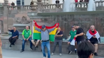 ¡Vibrante! Boliviano flamea la tricolor en medio de hinchas de Irak 