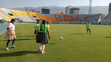 Mujeres de pollera enfrentarán el segundo campeonato departamental de fútbol 