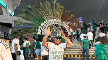 Video: hinchas mexicanos roban miradas con disfraces coloridos para alentar a su selección 
