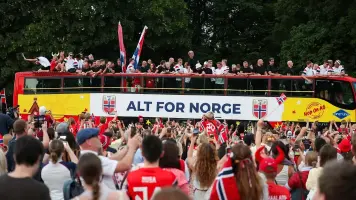 ¡Héroes en Oslo! Más de 100.000 noruegos rinden tributo a su selección