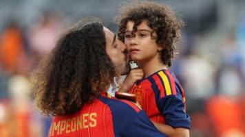 Cucurella se emociona al hablar de su hijo con autismo: “Ojalá no tuviera un céntimo...” 