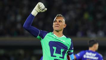“¿Le contesto o no?”: Keylor Navas desata risas al recibir una llamada de su esposa en plena conferencia