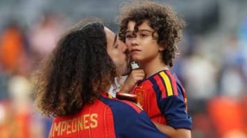 Cucurella se emociona al hablar de su hijo con autismo: “Ojalá no tuviera un céntimo...” 