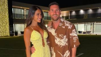 Antonela Roccuzzo y Messi sorprenden con postal navideña
