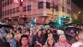 Pese a lluvia en Cochabamba, hinchas se reúnen para ver el partido Argentina - Bolivia y cierran calles del centro