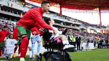 Video: El hermoso gesto de Cristiano Ronaldo con una niña en la previa al partido de Portugal