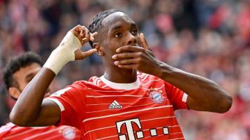 El Bayern condena los mensajes racistas contra su jugador Mathys Tel 