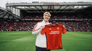 Manchester United contrata al joven delantero Rasmus Hojlund