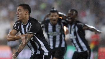 Botafogo vence a Vasco y se mantiene firme en el liderato del Brasileirao