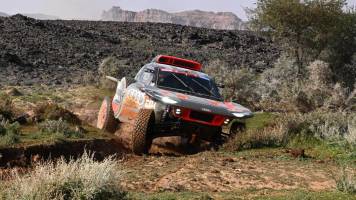 Carlos Sainz es el nuevo líder del Dakar en jornada de récord para Peterhansel