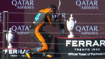 Video: El insólito blooper del piloto Norris al romper el trofeo de Max Verstappen