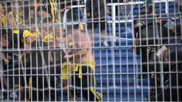 Hinchas de Central y Peñarol provocan graves incidentes en pleno estadio