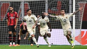 La Roma sorprende al AC Milan en duelo entre italianos en la Europa League