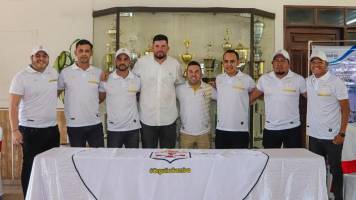 Real Santa Cruz presenta a su nuevo cuerpo técnico con ‘Tutu’ Farah a la cabeza