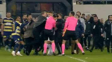 Video: Mira la brutal agresión del presidente de un equipo turco al árbitro del partido