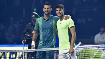 Alcaraz vence a Djokovic en duelo de exhibición en Arabia Saudita