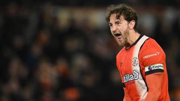 El capitán del Luton está estable tras un paro cardíaco en pleno partido