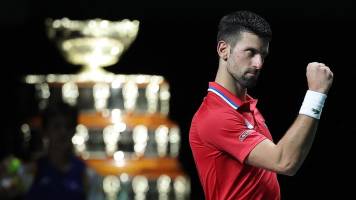 Novak Djokovic mete a Serbia en semifinales de la Copa Davis
