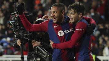 Barcelona toma aire tras vencer a Osasuna en el estreno goleador del brasileño Vitor Roque