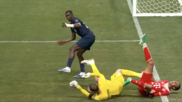 Video: La escalofriante lesión de Musiala en el duelo Bayer - PSG