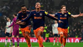 Newcastle vence al Tottenham y compromete el futuro del DT Thomas Frank