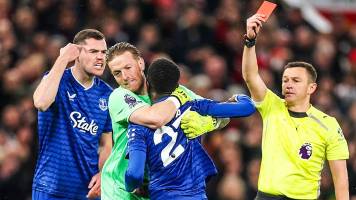 Video: Jugador del Everton fue expulsado tras pelearse con su compañero de equipo