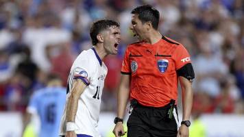 Video: Pulisic invitó al árbitro a sumarse a los festejos de la selección de Uruguay