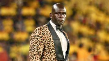 Video: DT de Barcelona sorprende con su look para dirigir en la Copa Libertadores