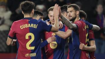 Barcelona vence al Rayo con polémica y arrebata el liderato de la Liga de España al Madrid